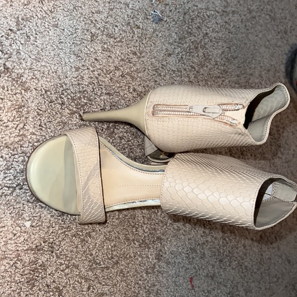 Beige heels, zipper in back - Picture 4 of 4